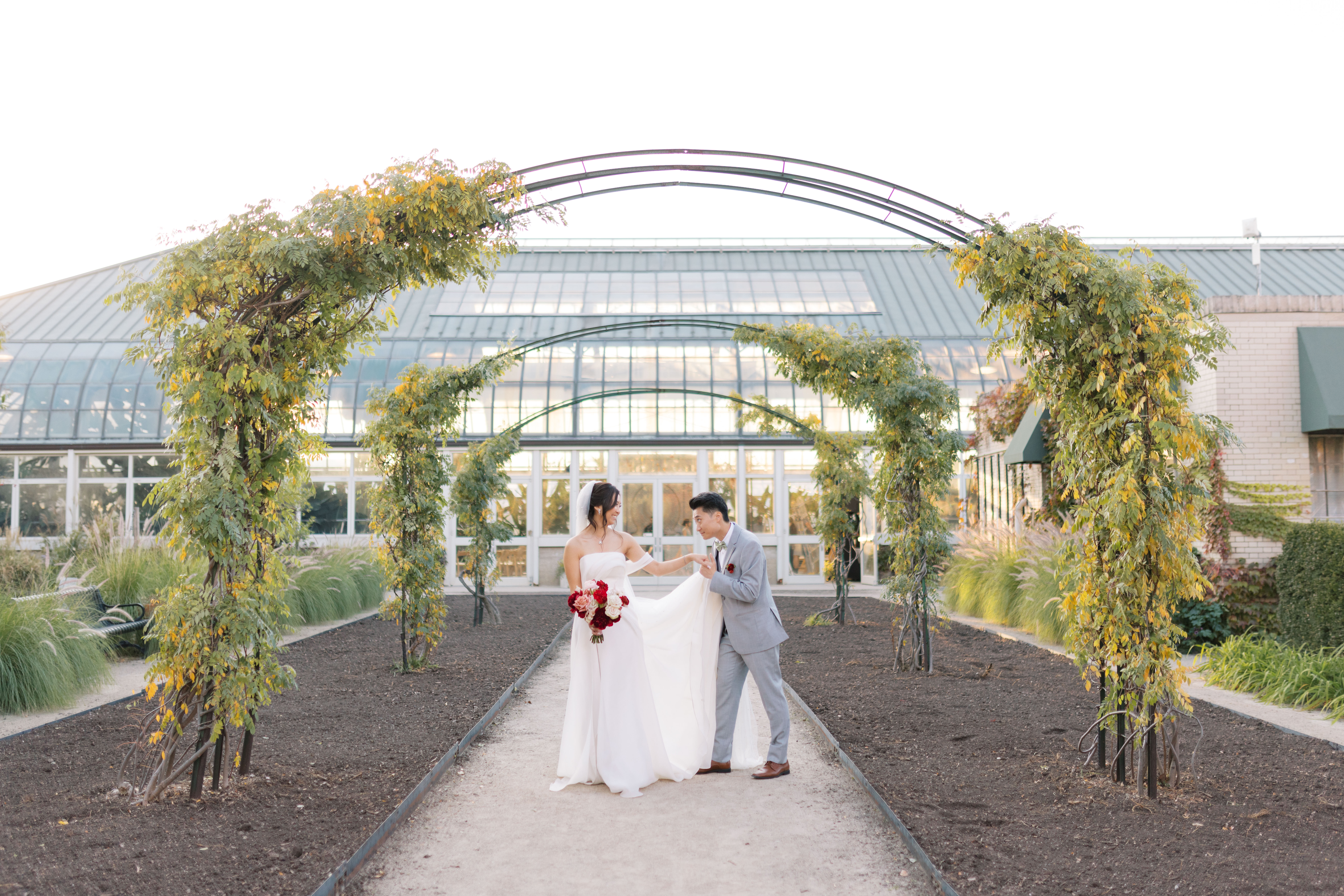 A stunning fall wedding at Garfield Park Conservatory in Chicago. The vibrant autumn foliage serves as a breathtaking backdrop for a couple’s ceremony in the Horticulture Hall, with floor-to-ceiling windows letting in the perfect natural light. Captured by Violet Carter Photography.