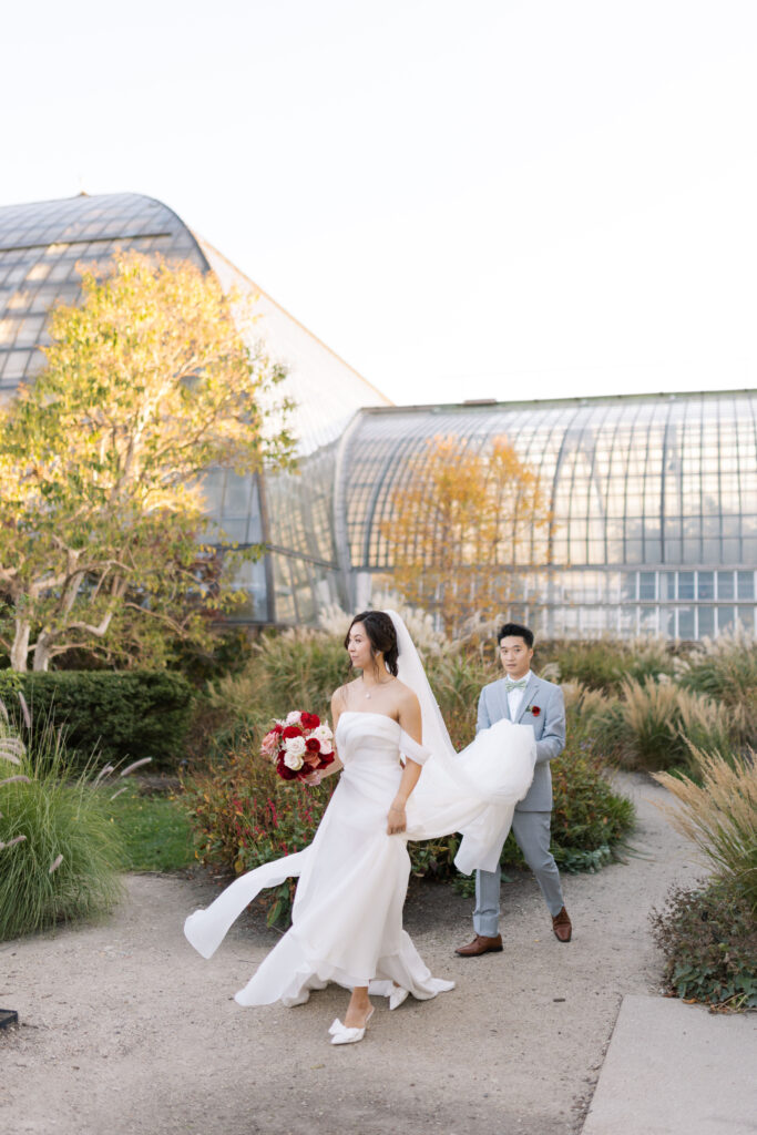 A stunning fall wedding at Garfield Park Conservatory in Chicago. The vibrant autumn foliage serves as a breathtaking backdrop for a couple’s ceremony in the Horticulture Hall, with floor-to-ceiling windows letting in the perfect natural light. Captured by Violet Carter Photography.